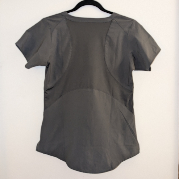 gray wonderwinks scrub top XS - Picture 4 of 4